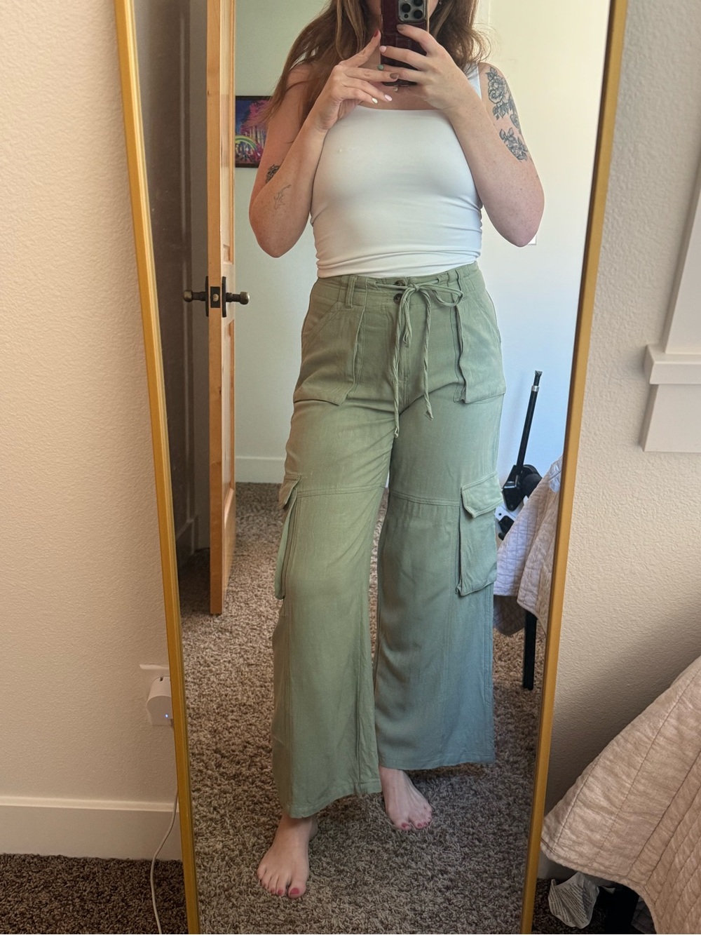 Wide-Leg Cargo Pants in sage Green